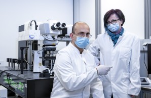 Immunzelle gegen Krebszelle: Fotografi n Eva Hecht und Physiker Dr. Antonio Failla