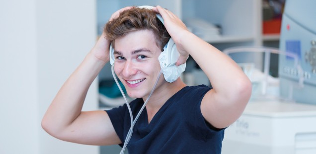 Kopfhörer auf – und dann wird Phillip zur Untersuchung ins MRT gefahren