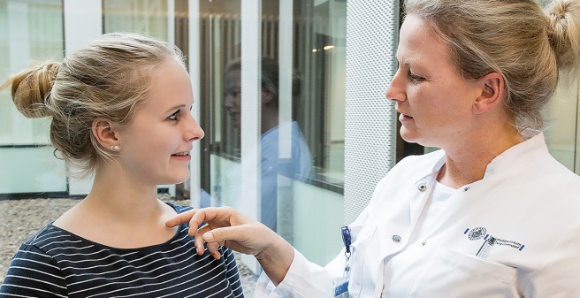 Patientin Pauline (15) in guten Händen: im Gespräch mit Allgemeinchirurgin Dr. Alexandra König