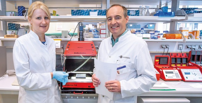 Dr. Anne Kruchen und Prof. Dr. Ingo Müller sind auf der Suche nach einer optimalen Stammzelltherapie für junge Leukämiepatienten