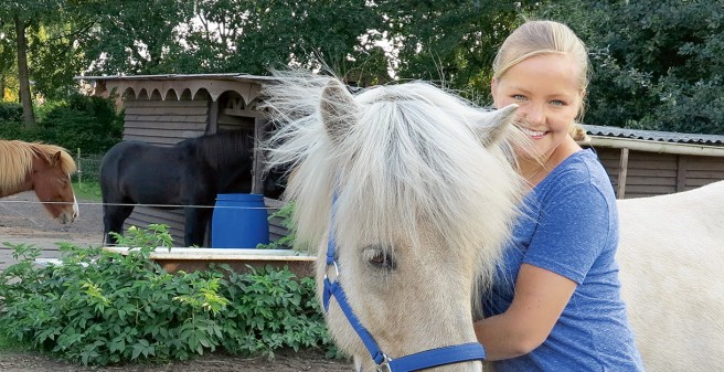 Gesund und wieder glücklich vereint mit ihrem Pony: Jette hat die Leukämie besiegt