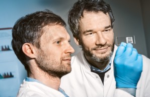 Gewinnen wichtige Informationen aus der molekularen Analyse: Prof. Dr. Manuel Friese und Dr. Dr. Jan Broder Engler