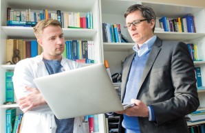Suchtforscher Prof. Dr. Ingo Schäfer im Gespräch mit dem wissenschaftlichen Mitarbeiter Piotr Gidzgier
