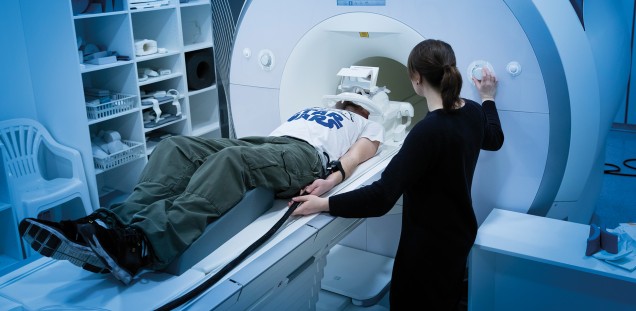 Mithilfe einer Thermode (1.Bild), die am Unterarm befestigt wird (siehe 2.Bild), lösen die Forscher Hitzeschmerzen aus; der Kopf der Testpersonen ruht dabei im MRT-Gerät
