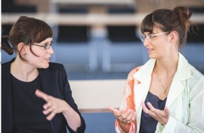 Zwei Frauen unterhalten sich sie heißen Dr. Isabelle Scholl und Dr. Pola Hahlweg