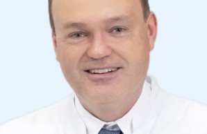 Prof. Dr. Dirk Westermann blickt lächelnd in die Kamera, eine Porträtaufnahme