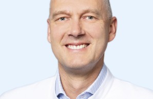 Dr. Sven Peine schaut lächelnd in die Kamera, eine Porträtaufnahme