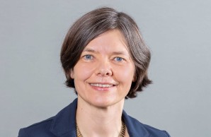 Eine Porträtaufnahme von Prof. Dr. Blanche Schwappach-Pignataro, sie trägt eine dunkelblaue Jacke und eine feingearbeitete goldene Halskette