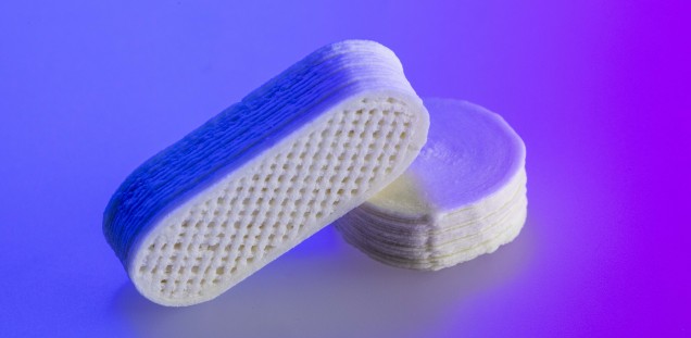 Der 3D-Drucker produziert die zuvor definierte Menge an Tabletten, deren Dosis individuell auf die Patient:innen abgestimmt ist
