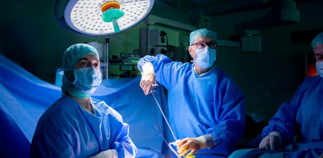 Ruhig lässt der Chirurg die Gammasonde über das Operationsfeld gleiten. An einer Stelle fängt sie plötzlich lautstark an zu vibrieren. Enttarnt! Genau hier sitzt die Metastase eines Prostatakarzinoms. 