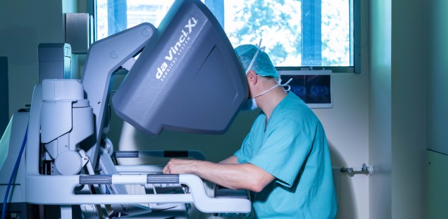 In der Martini-Klinik ist die PSMA-radioguided Surgery auch minimalinvasiv mit dem roboterassistierten Operationssystem da Vinci möglich. Operateur am da Vinci Operationssystem.