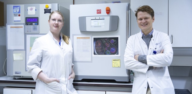 Dr. Christian Tomuschat und Johanna Hagens im Labor