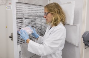 Genom_Forschung_4.jpg: Prof. Dr. Tanja Zeller, Forschungsleiterin der Kardiologie des Universitären Herz- und Gefäßzentrums des UKE, kontrolliert die Bioproben, die bei minus 80 Grad in Ultratiefkühlschränken gelagert werden.
