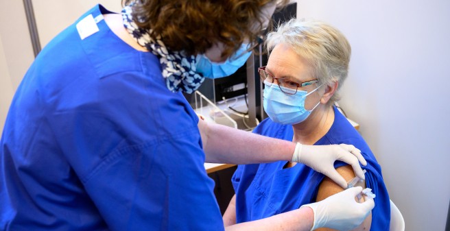 Eine Pflegekraft erhält die erste Impfung im UKE 