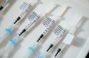 Fertige Impfspritzen liegen nebeneinander 