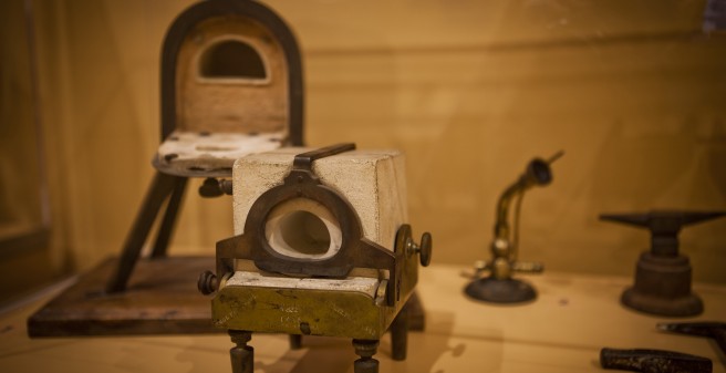  Alte Geräte und Brennofen zur Herstellung von Zahnersatz aus der Sammlung Stemmann 