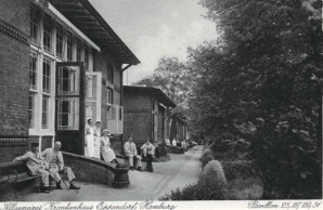 Krankenschwestern und Ärzte vor historischen Krankenhauspavillons