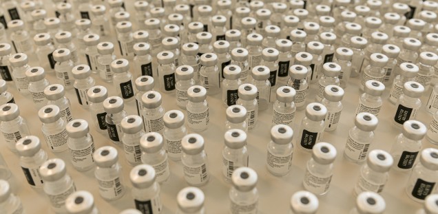 Hunderte Fläschchen des Corona-Schutzimpfstoffs Comirnaty