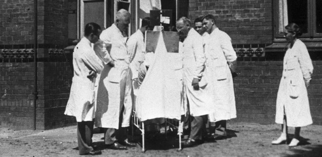 Gruppenbild mit Ärztin um 1900