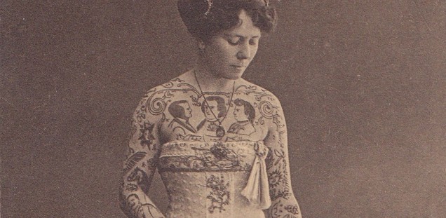 Historisches Bild einer Frau mit Korsage, das Dekolleté und die Arme tätowiert