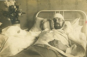 Soldat mit Kopfverletzung im Krankenbett