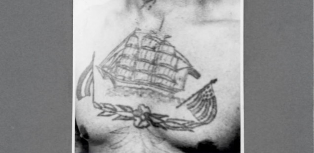 Männliche Brust mit Tätowierung eines Segelschiffs