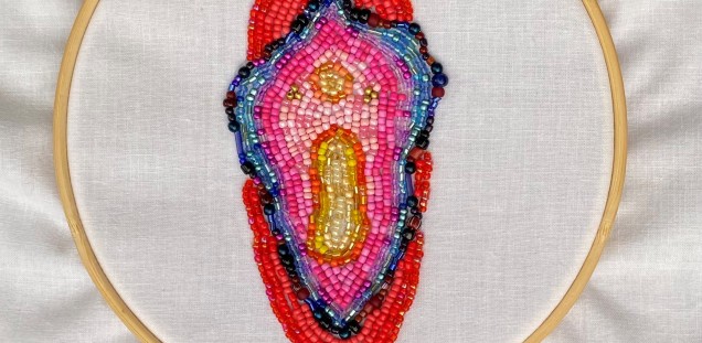 Aus farbigen Perlen gestickte anatomische Darstellung der Paraurethraldrüse (Skene-Drüse)