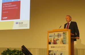 Prof. Nienhaus beim Arbeitsmedizinischen Symposium in Dresden