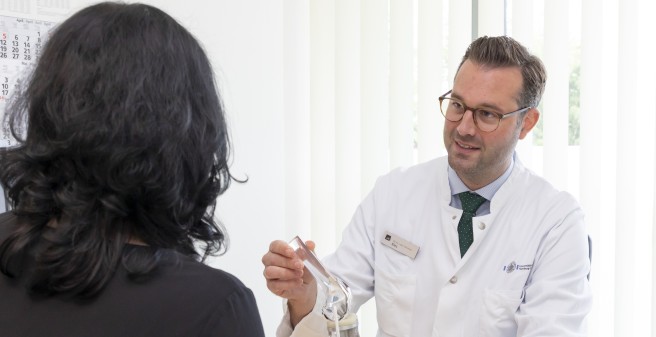 Orthopäde der Orthopädie am UKE im Gespräch mit einer Patientin