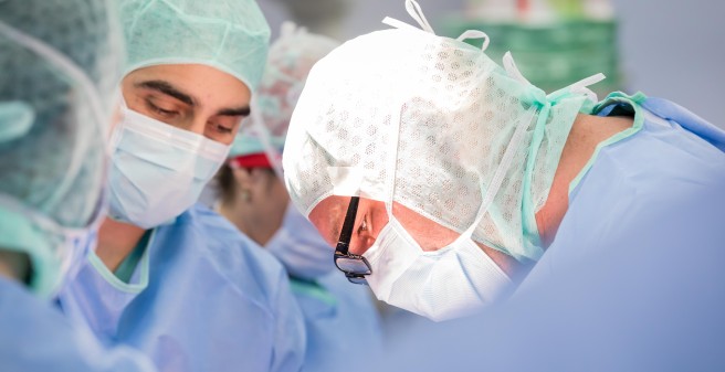 Orthopäden des UKE bei einer Operation