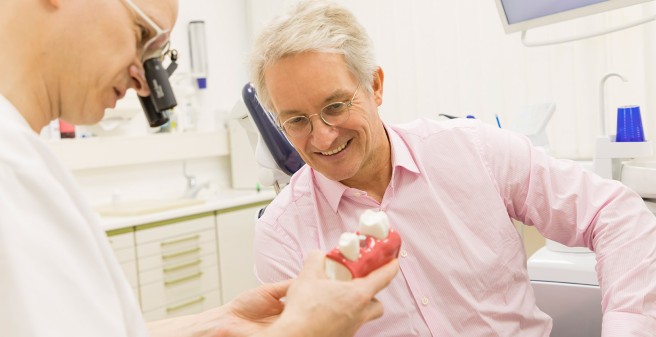 Sprechstunden in der Zahnärztlichen Prothetik - Prof. Heydecke im Gespräch mit einem Patienten