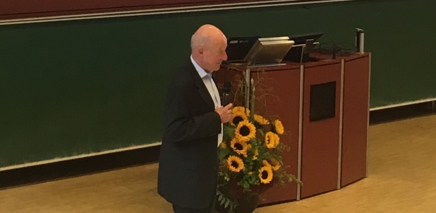Prof. Dr. Rainer Thomasius beim Resümee des Fachtags 2019