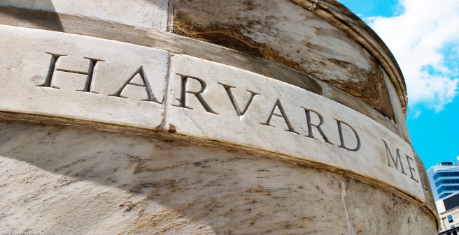 Harvard Schriftzug auf einem Gebäude