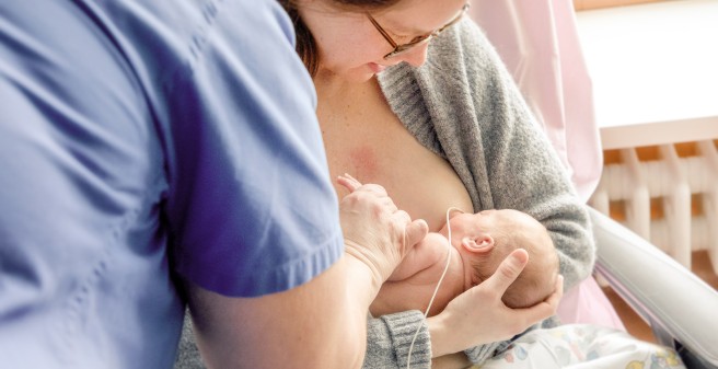 Pflegekraft mit Neugeborenem