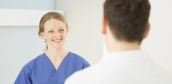 Intensiv-Pflegerin im Gespräch mit einem Arzt