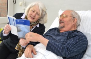 Patient und Angehörige schauen sich einen Broschüre an